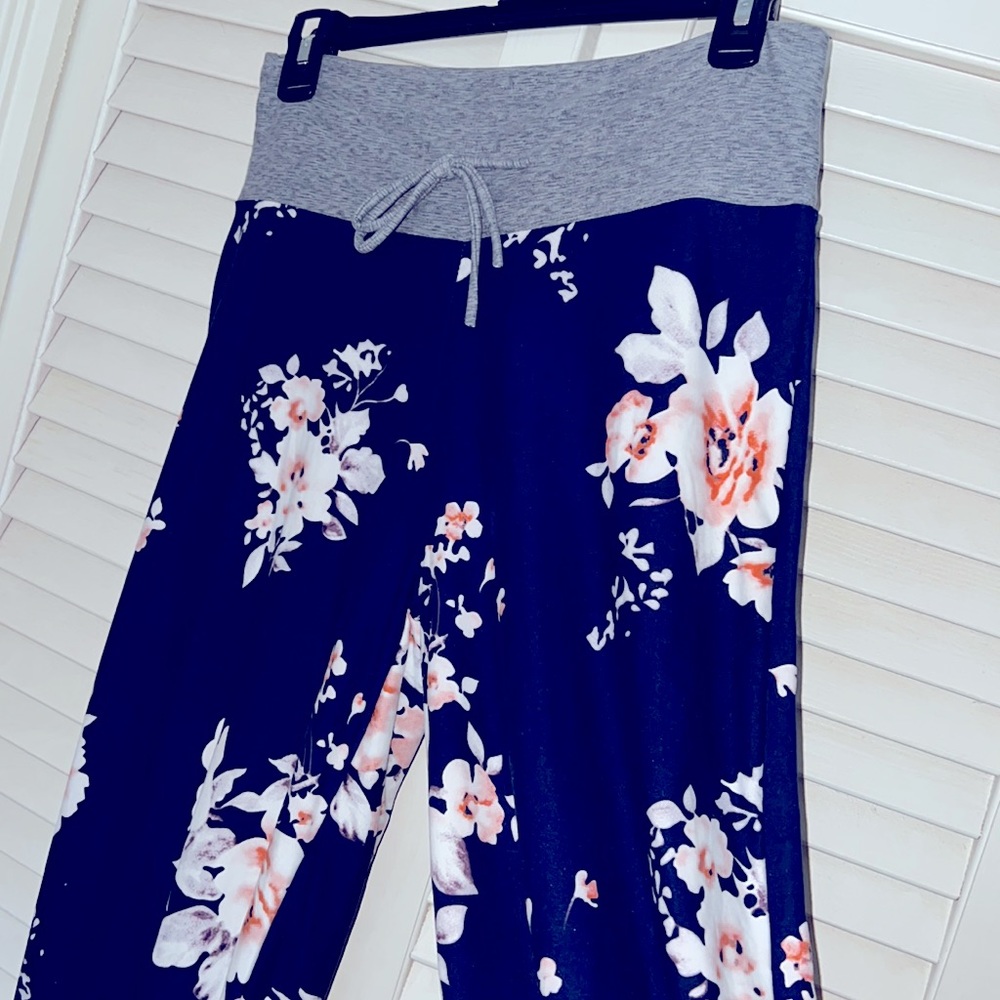 Woman’s lounge pants - Picture 2 of 6